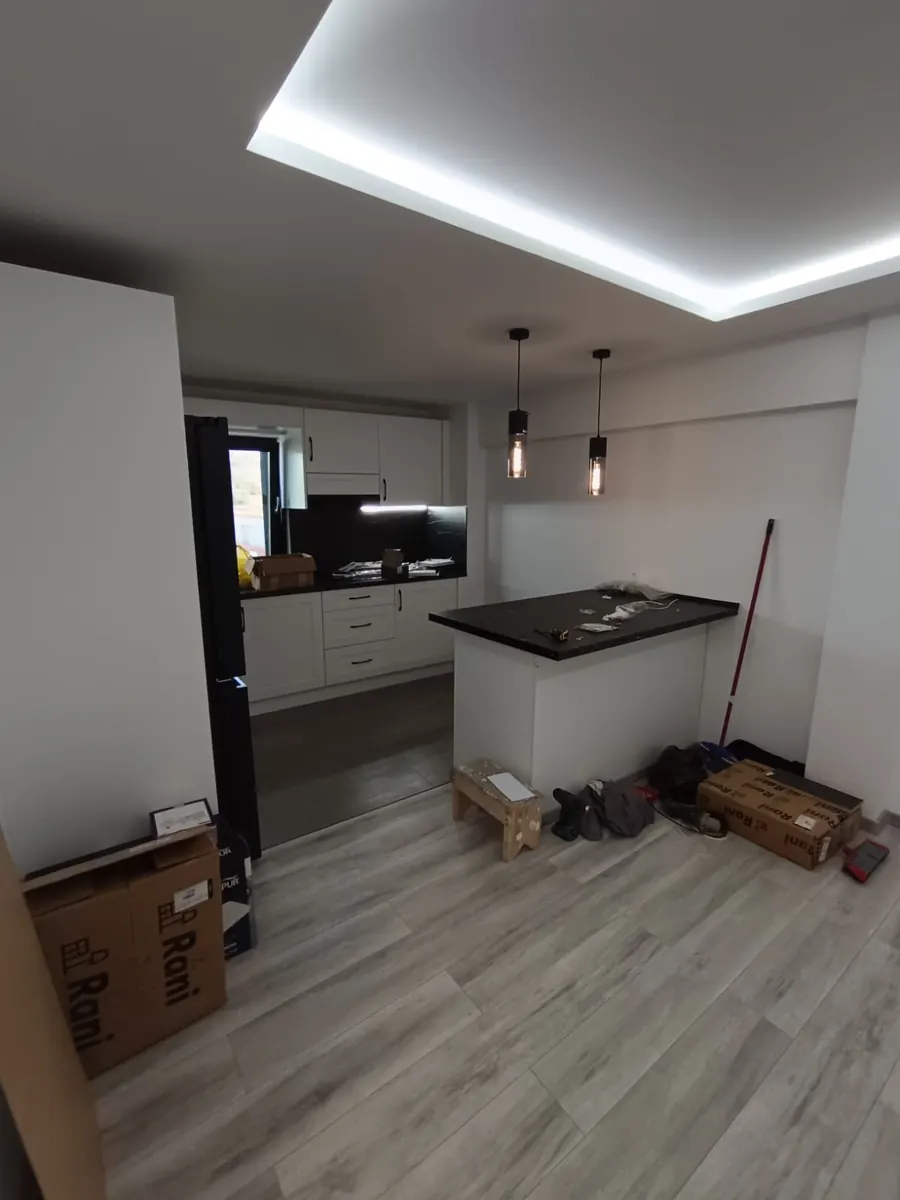 Cocina abierta al salón con techo iluminado