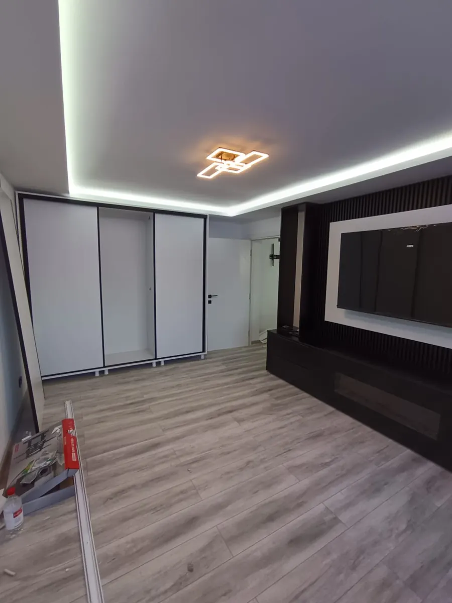 Dormitorio con armario empotrado y techo LED