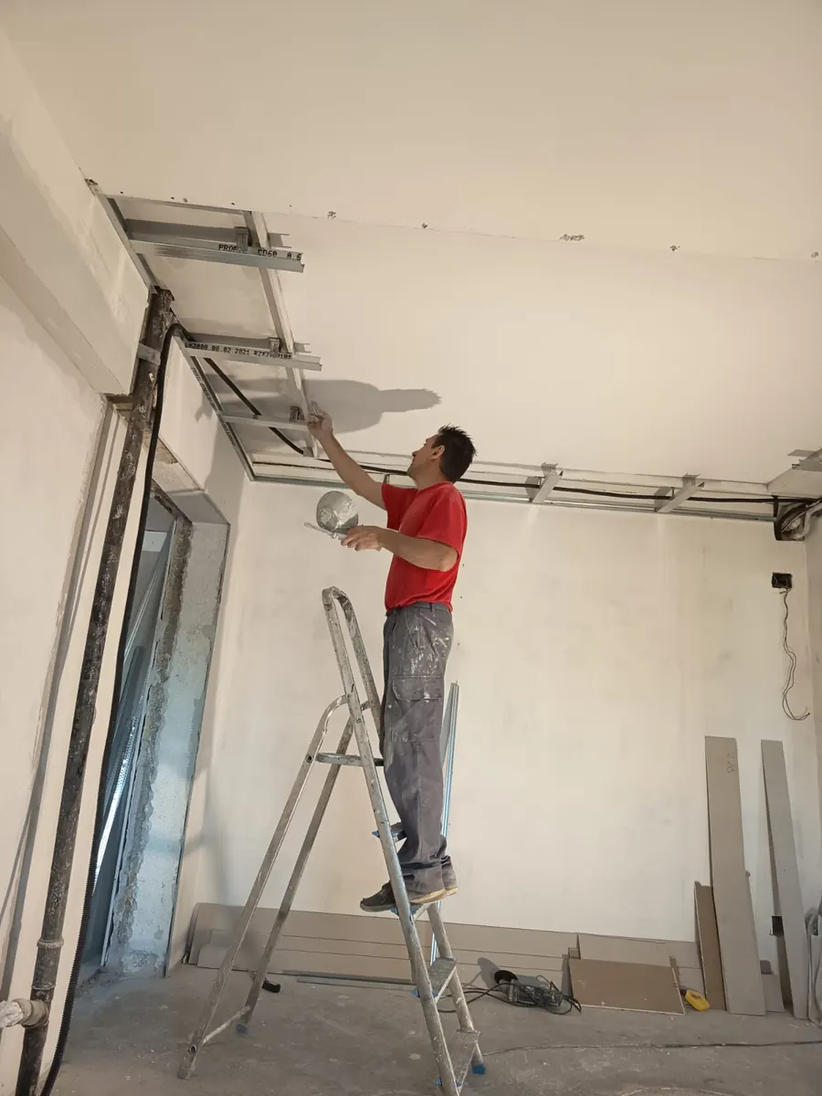 Montaje de estructura de techo de pladur