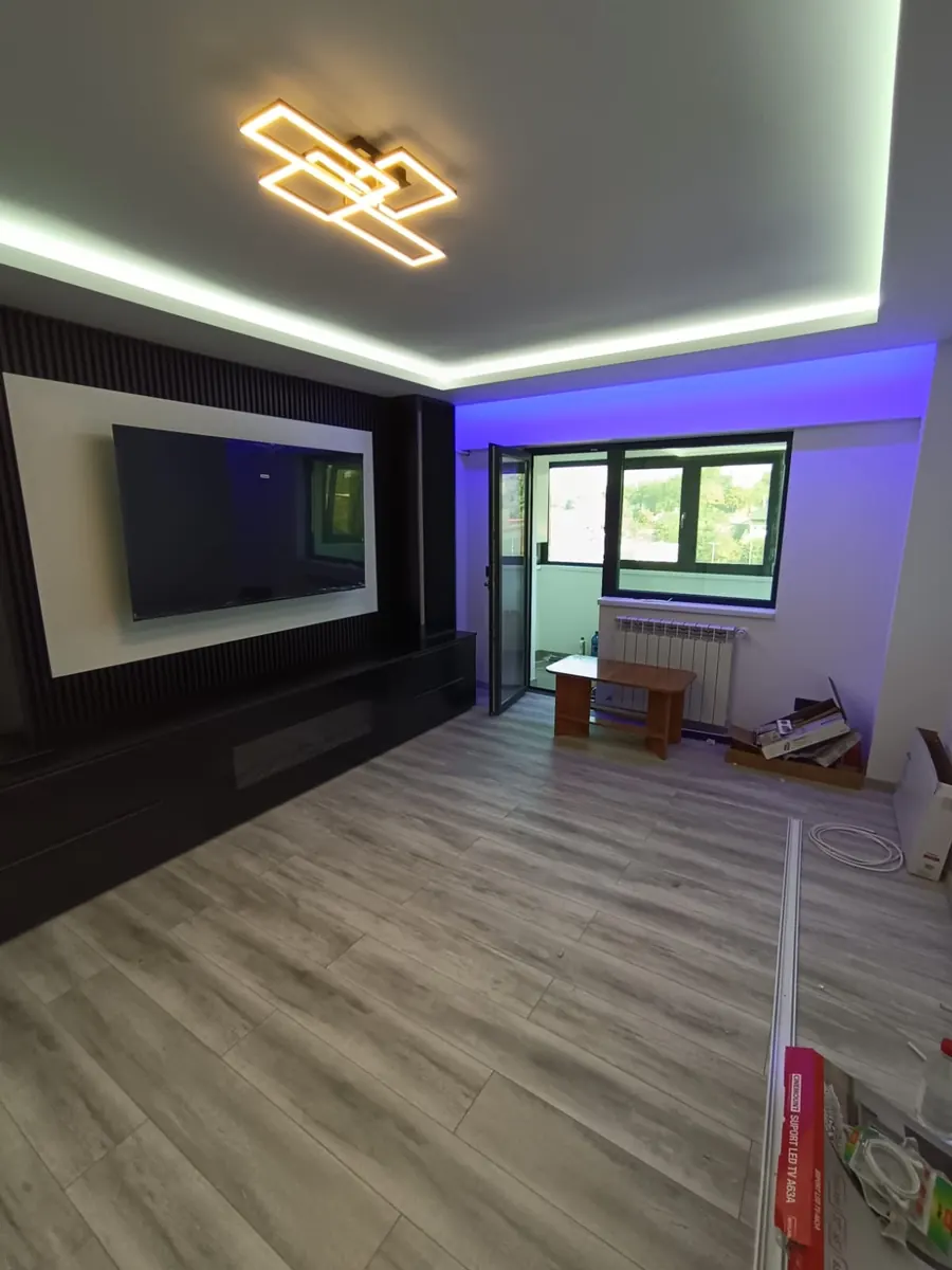 Salón con mueble de TV a medida e iluminación LED